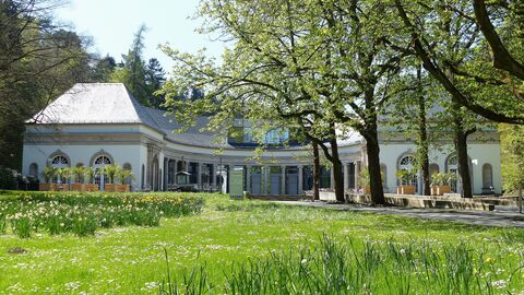 Inmitten Europas größten Kurparks liegt die Wandelhalle Bad Wildungens. Die Wandelhalle in Bad Wildungen